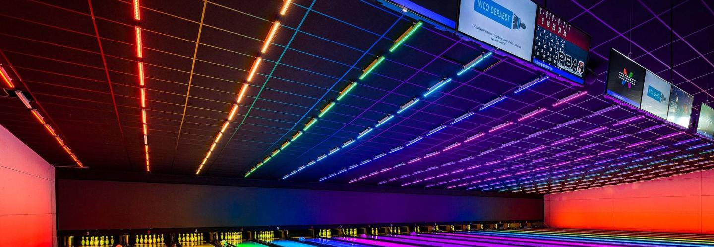 Photo d'un bowling avec une large palette de couleurs et un plafond noir Eurocoustic
