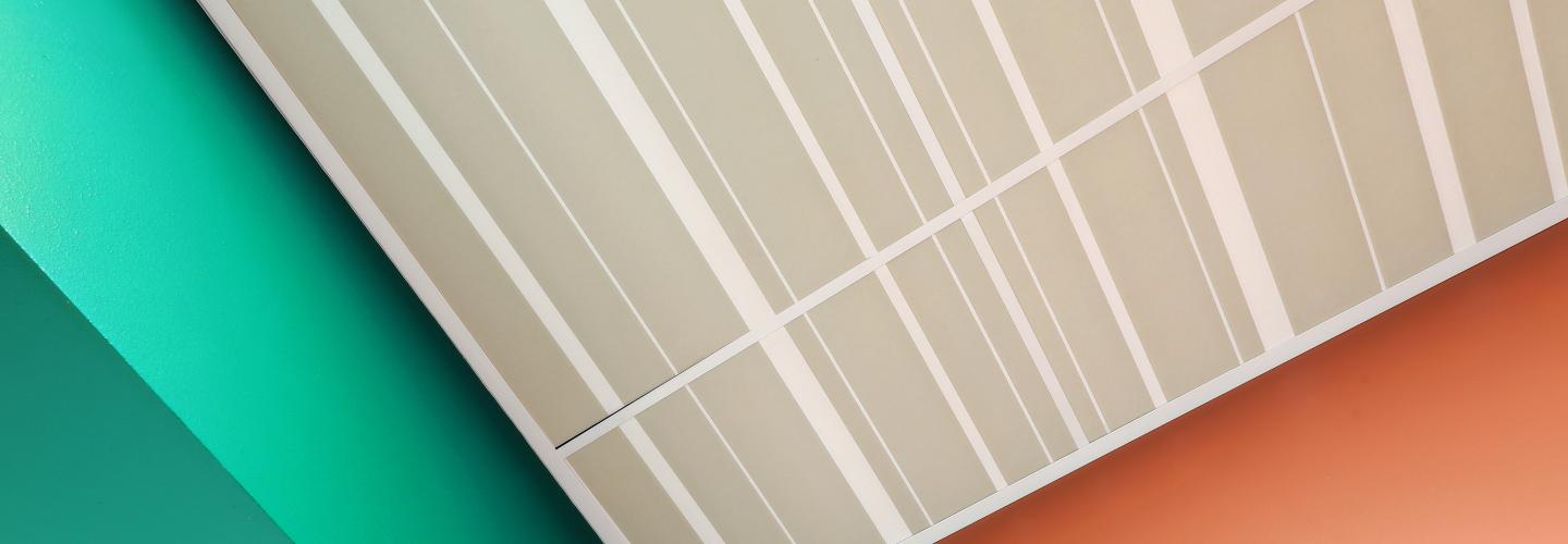 Photo d'un plafond avec le motif "Bayadère" et des murs orange et bleu.