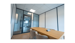 Salle de réunion acoustique avec plafond Tonga® dB 41 A et cloisons vitrées Clipper Coramine – site Valoref, Bollène