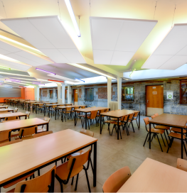 Salle de classe - avec des ilots flottants suspendus