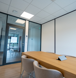Bureau dans un espace cloisonné acoustiquement traité par faux plafond acoustique Eurocoustic.