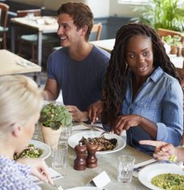 groupe de personnes au restaurant