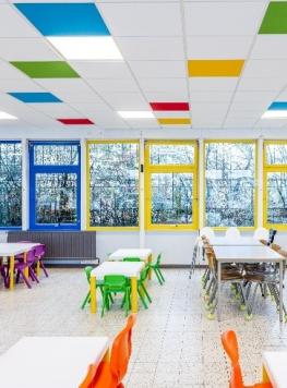 faux plafond modulaire avec dalles colorées dans une école 