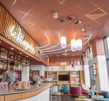 Faux plafond acoustique rose Eurocoustic dans le restaurant d'un hôtel