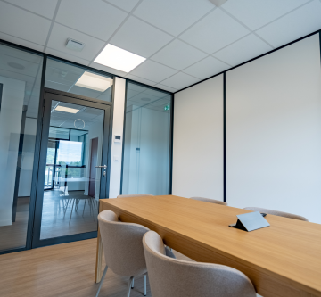 bureaux site Valoref avec plafond acoustique blanc Tonga® dB 41 A