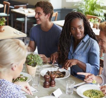groupe de personnes au restaurant