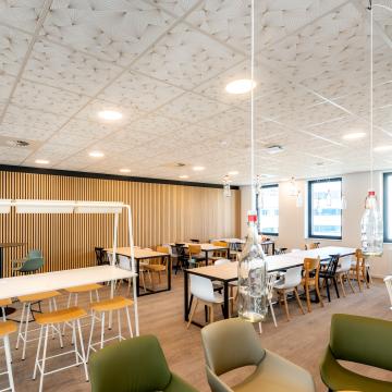 Photo d'un restaurant avec plafond Eurodesign Ombelle