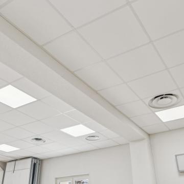 Photo des dalles acoustiques installées au plafond de la salle des fêtes de la mairie de Taxat-Senat