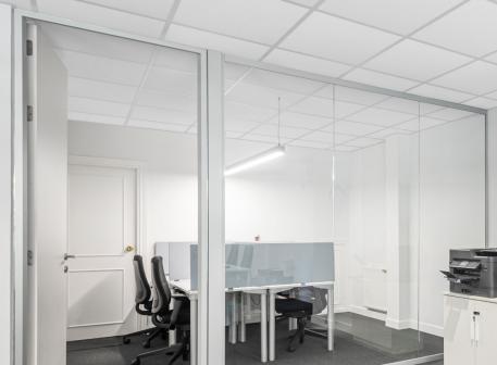 Office with acoustic insulation on the ceilings