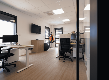 Bureaux collectifs avec traitement acoustique Eurocoustic favorisant la confidentialité et le confort sonore