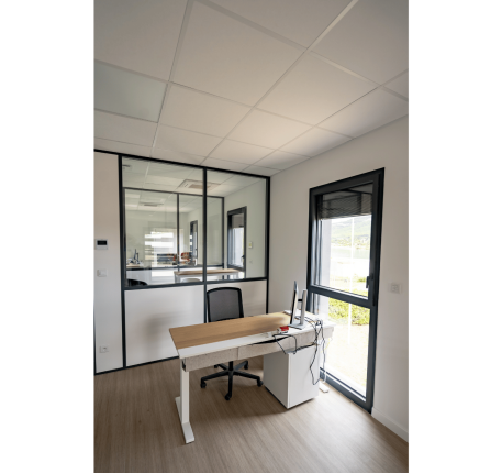 Bureaux aménagés avec plafonds acoustiques Tonga® et cloisons Clipper Coramine, favorisant la confidentialité et le confort acoustique.