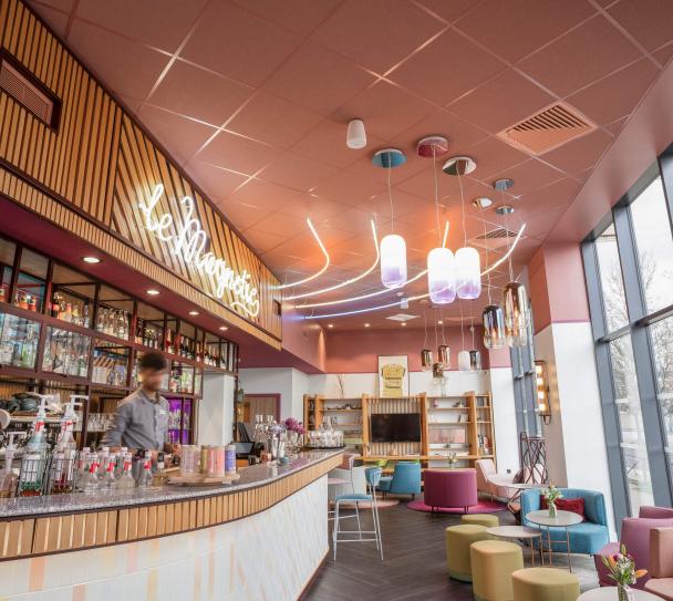 Salon, hotel de luxe, mur rose 
