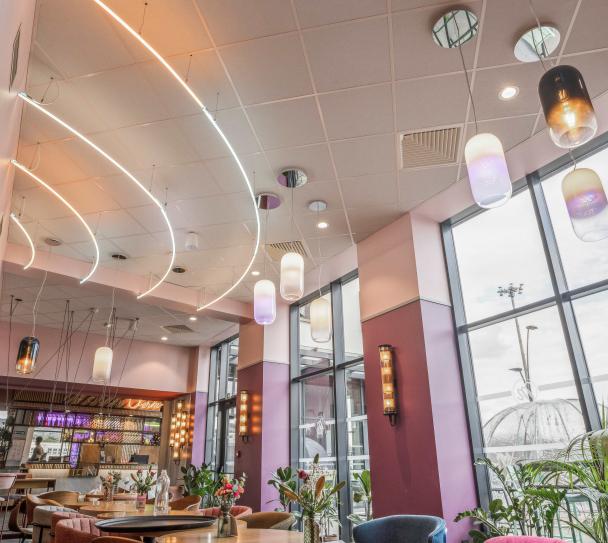 Salon, hotel de luxe, mur rose 