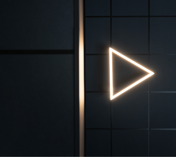 Luminaire triangulaire suspendu design allumé devant un plafond modulaire sombre