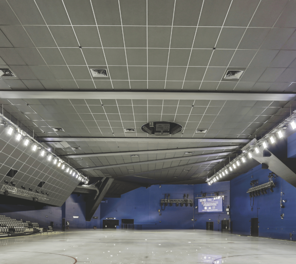 Patinoire intérieure équipée de dalles acoustiques au plafond, avec piste glacée vide 