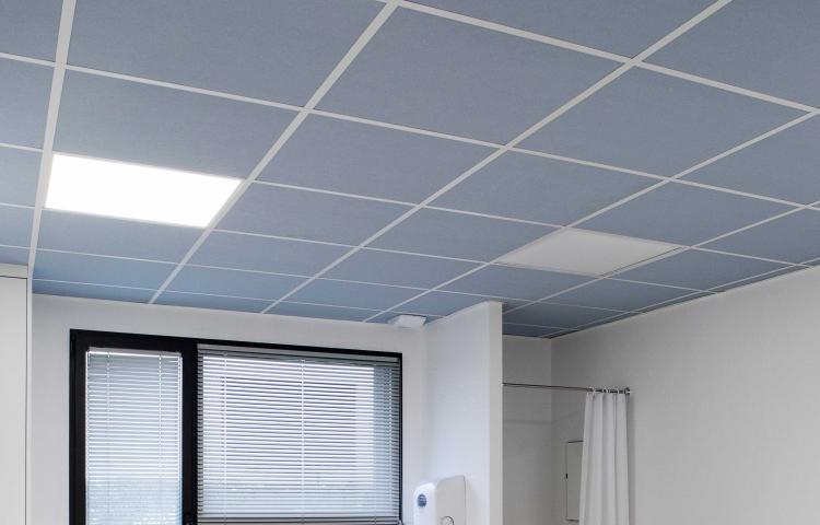 Photo d'une salle avec un plafond gris