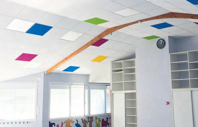 Photo d'un établissement avec un plafond blanc et certaines dalles colorées