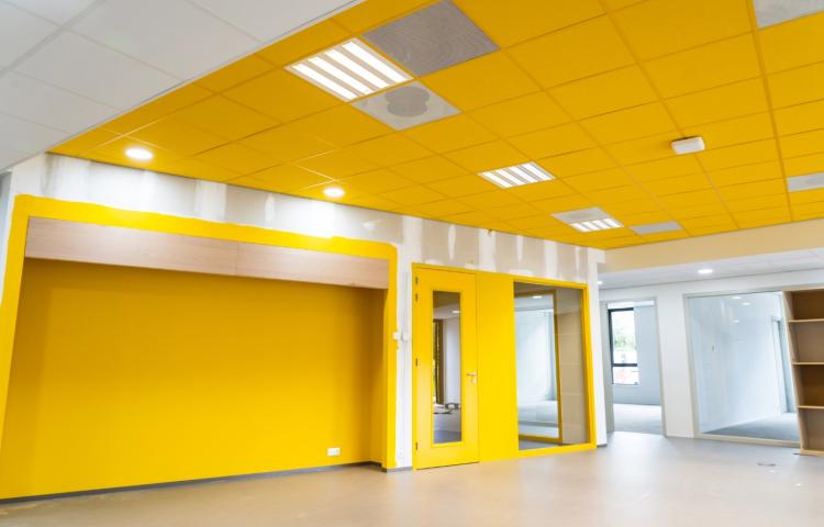 Photo d'une large pièce avec un plafond jaune