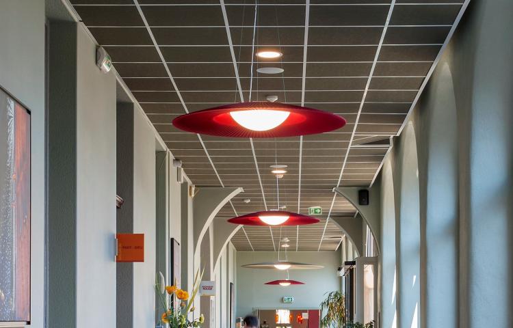 Photo d'un couloir avec dalles grises au plafond