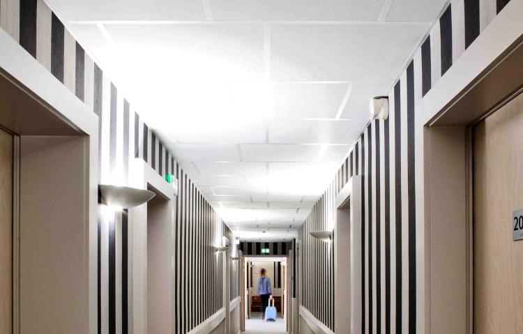 Photo d'un couloir avec dalles de couleur chrome
