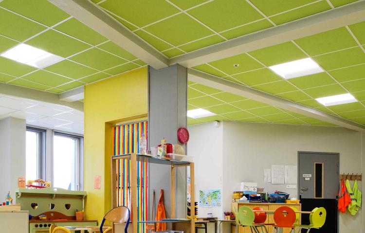 Photo d'une pièce avec un plafond de couleur verte