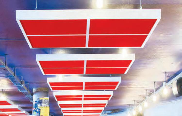 Photo de dalles acoustiques rouges suspendues au plafond