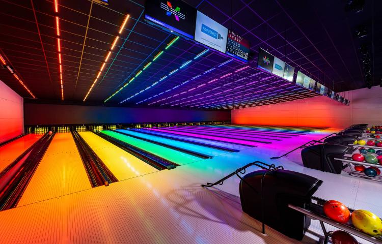 Photo d'un bowling avec des dalles Eurocolors au plafond