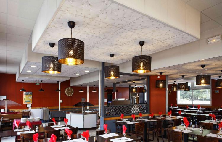Photo d'un restaurant chic avec plafond Eurodesign Ombelle