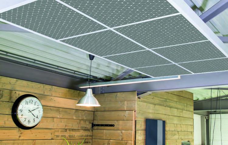 Pièce avec des murs en bois et des dalles suspendues design