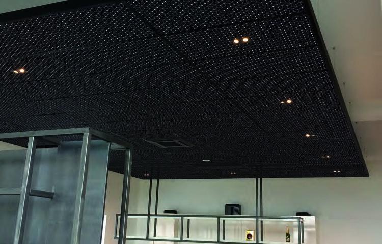 Photo d'un plafond suspendu noir