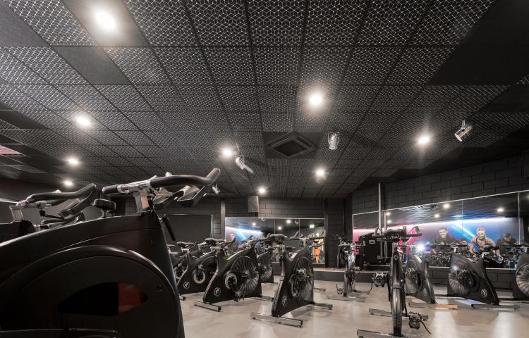 Photo d'une salle de sport avec dalles noires