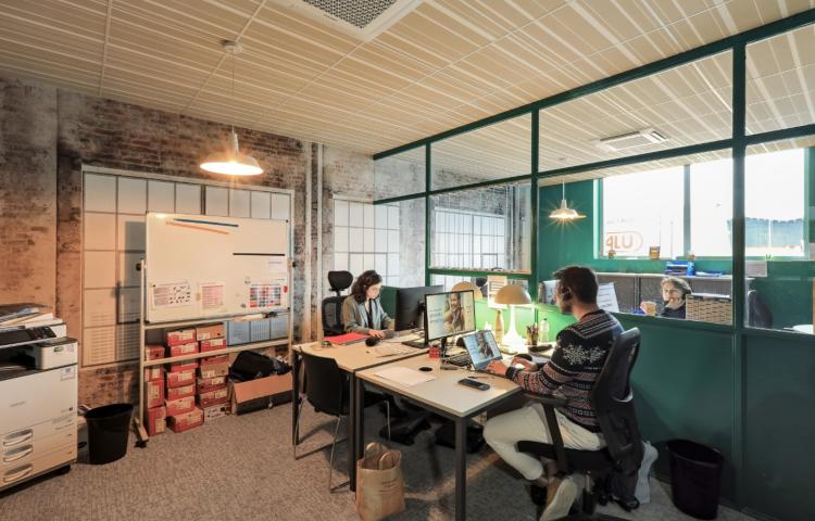 Photo de bureaux avec plafond design bayadère