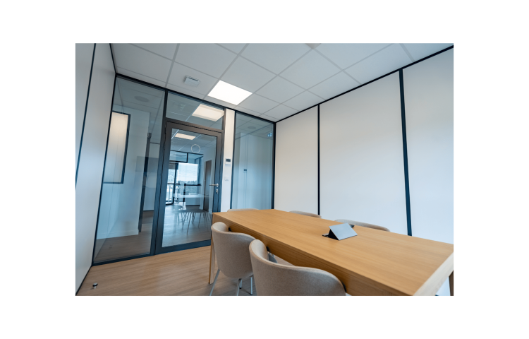 Salle de réunion acoustique avec plafond Tonga® dB 41 A et cloisons vitrées Clipper Coramine – site Valoref, Bollène