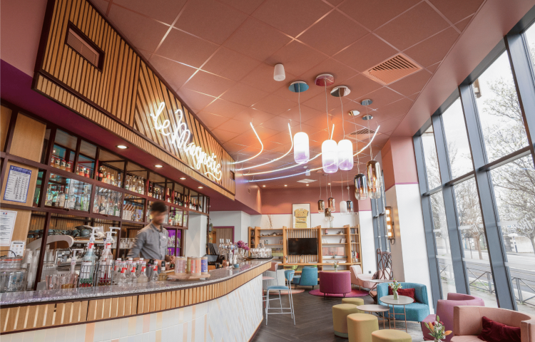 faux plafond acoustique Tonga d'eurocoustic dans l'hôtel-restaurant Le Magnetic
