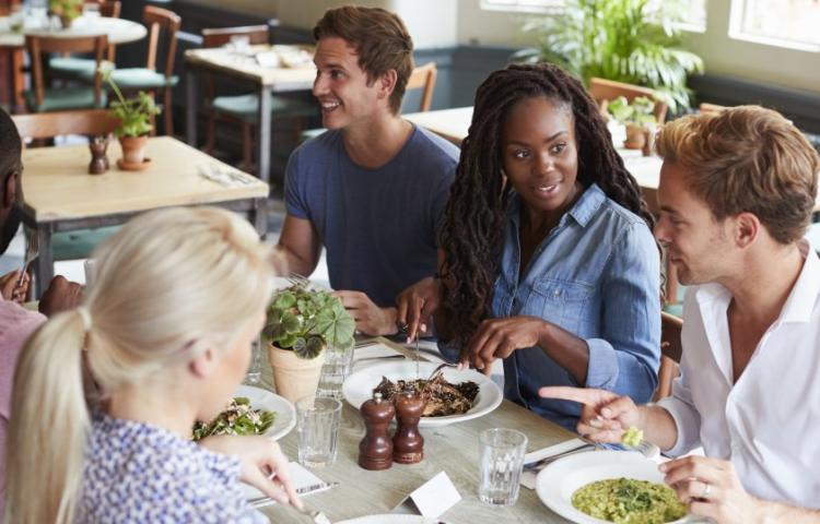 groupe de personnes au restaurant