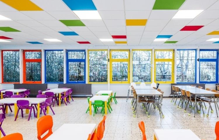 faux plafond modulaire avec dalles colorées dans une école 